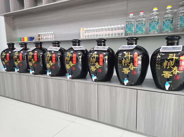 散裝白酒加盟店虧嗎 小城商人的挑戰(zhàn)與轉(zhuǎn)機